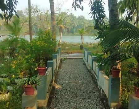 Ferienwohnung Dwaraka Munroe Kollam Exterior foto